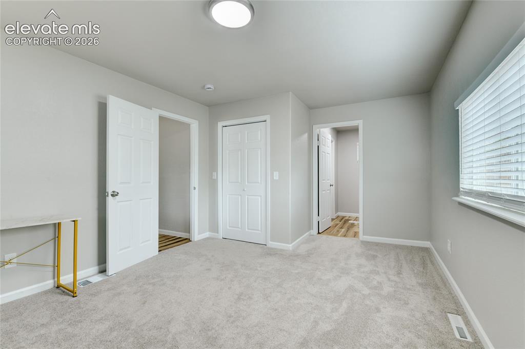 Image 19 of 23: Bedroom