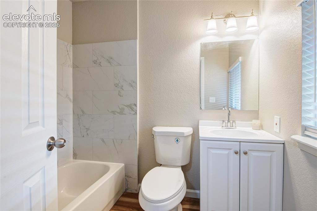 Image 21 of 23: Bathroom