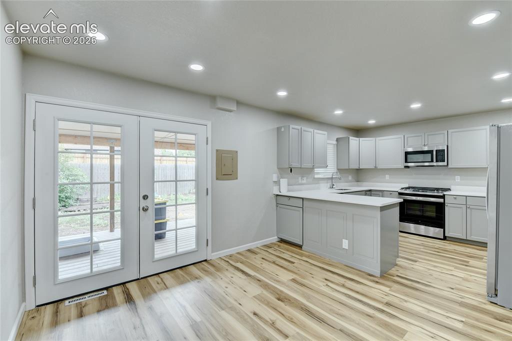 Image 9 of 23: Kitchen