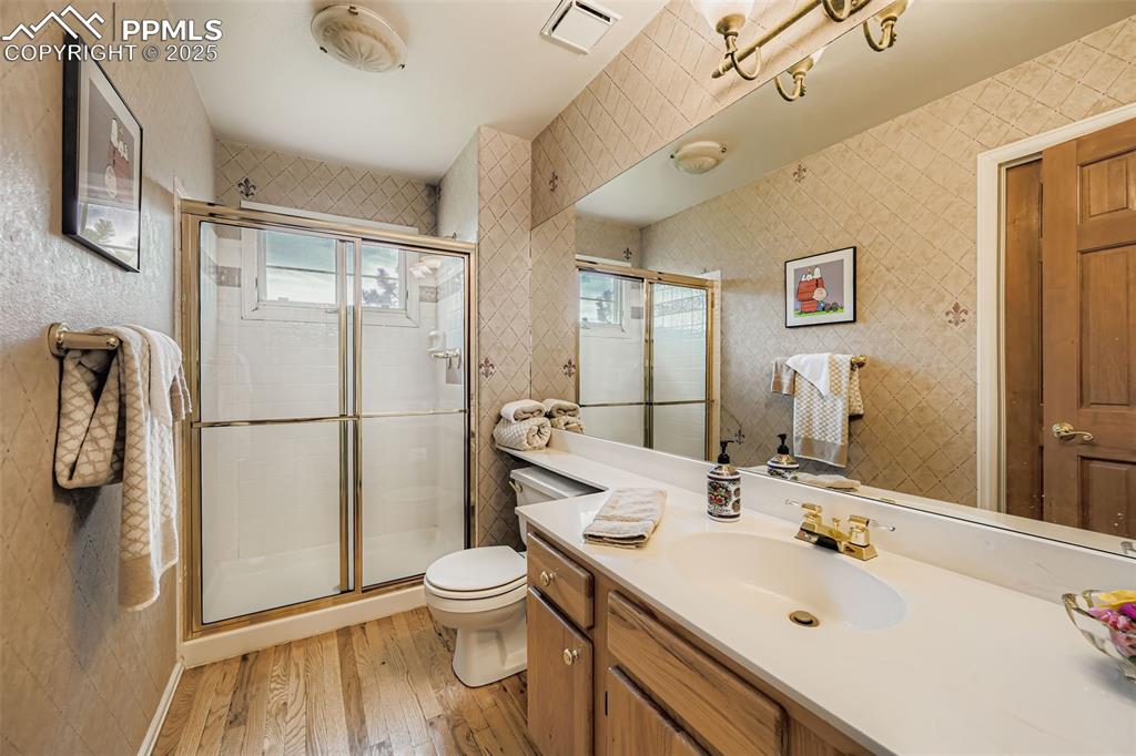 Image 13 of 47: Bathroom
