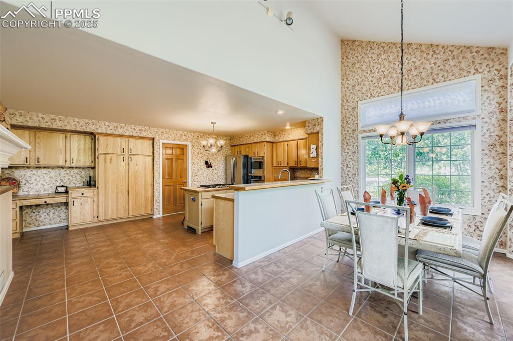 Image 17 of 47: Kitchen