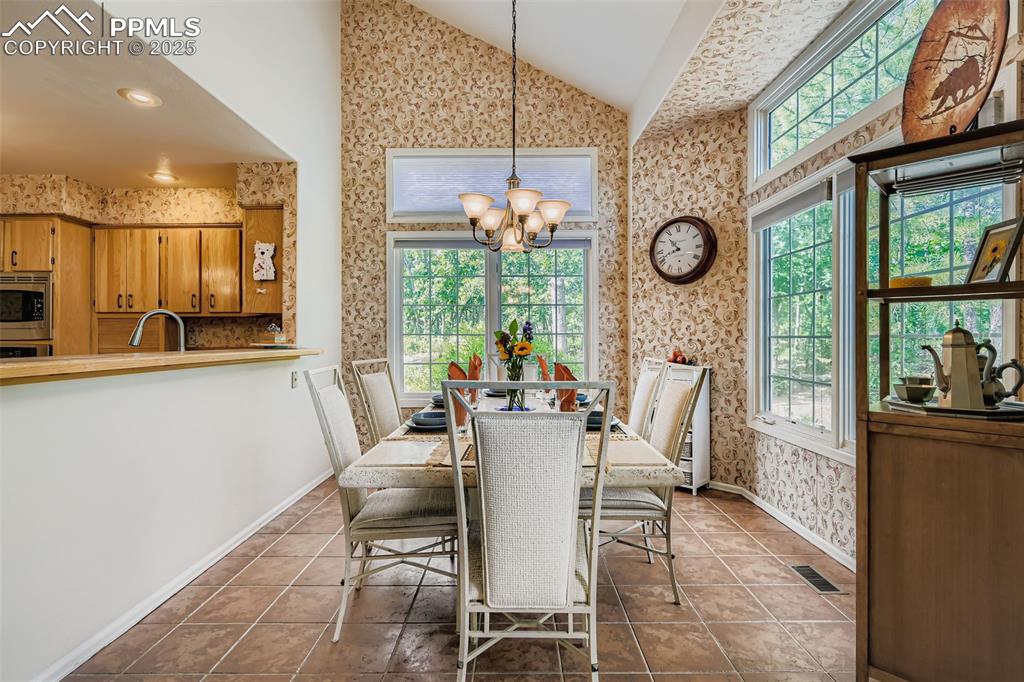 Image 18 of 47: Dining Area