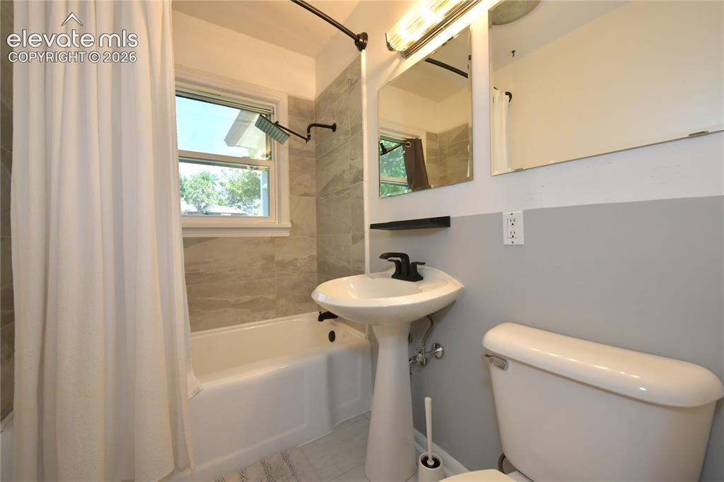 Image 16 of 48: Bathroom