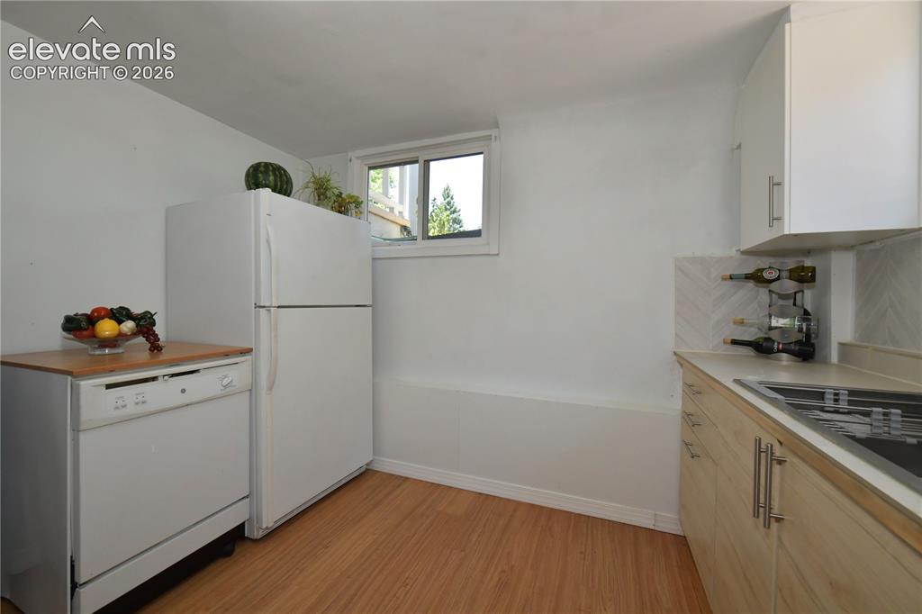Image 22 of 48: Kitchen