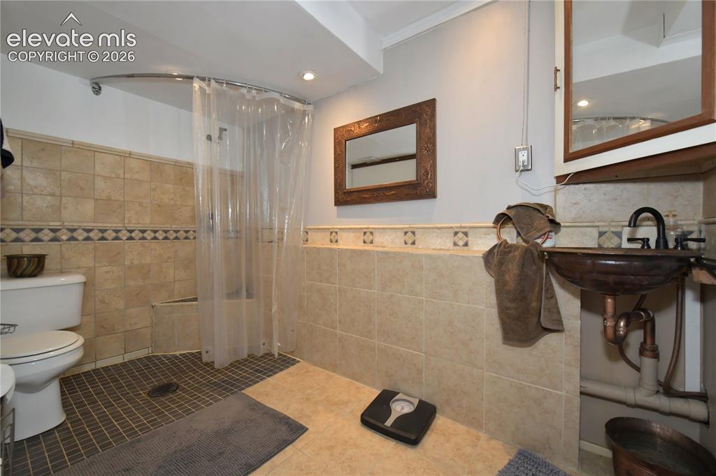 Image 26 of 48: Bathroom