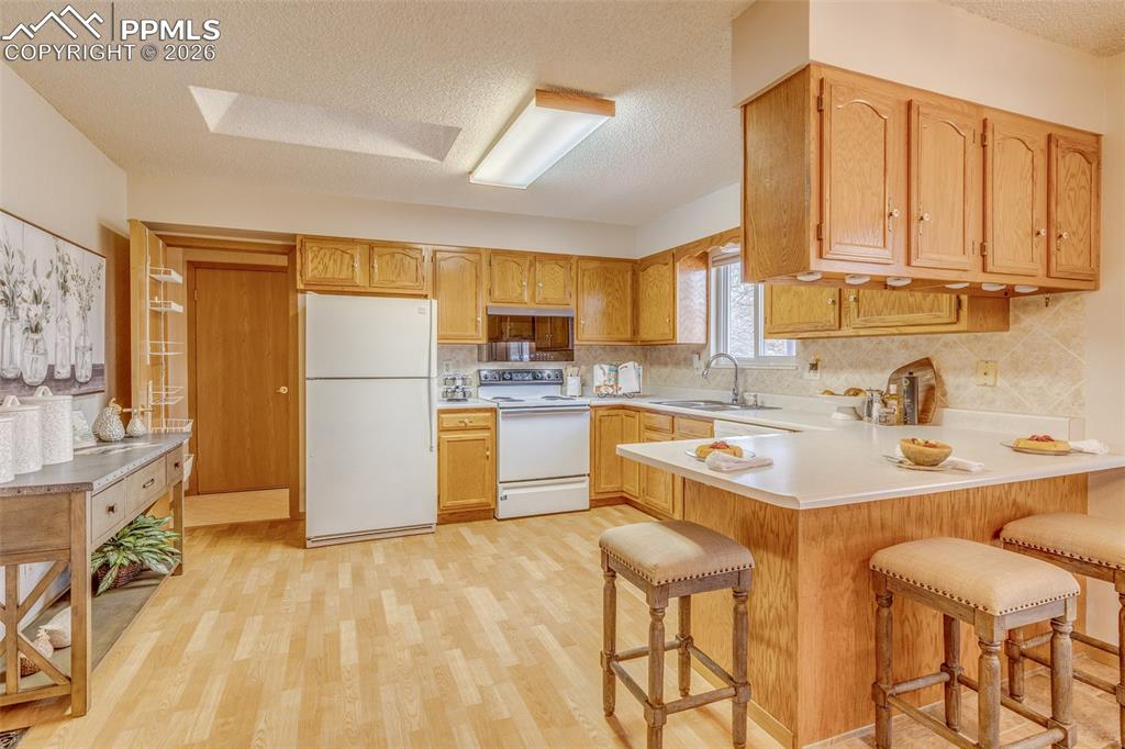 Image 10 of 37: Kitchen