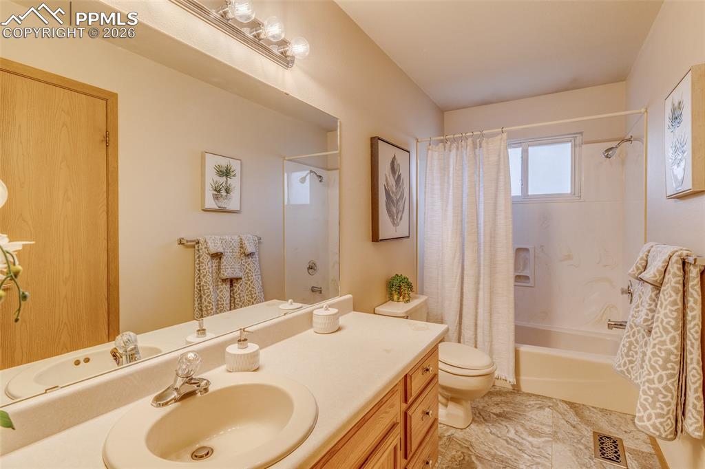 Image 16 of 37: Bathroom