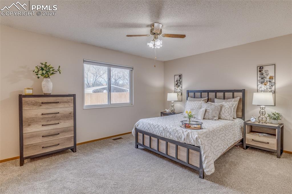 Image 22 of 37: Bedroom