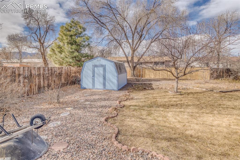 Image 29 of 37: Yard