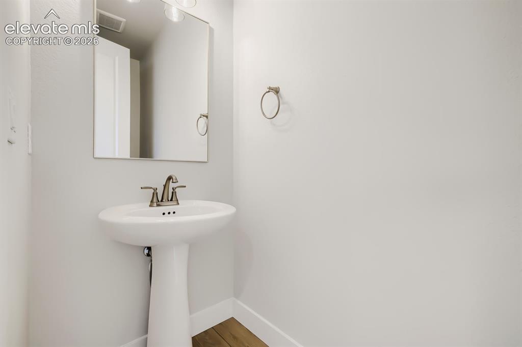 Image 11 of 27: Bathroom