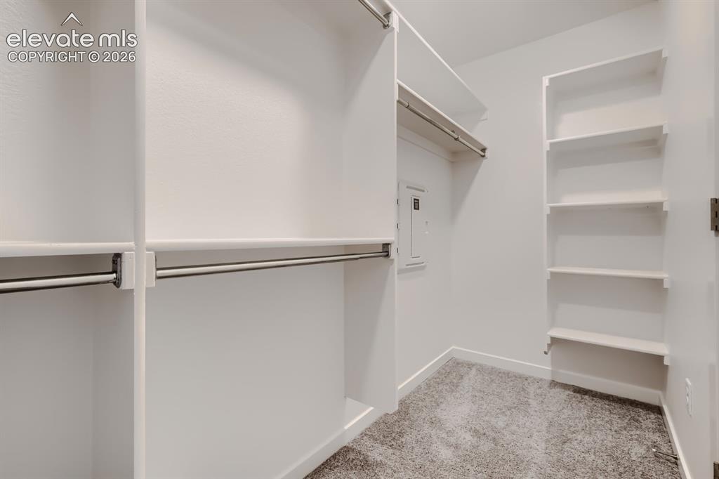 Image 19 of 27: Closet