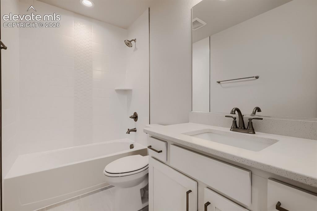 Image 21 of 27: Bathroom