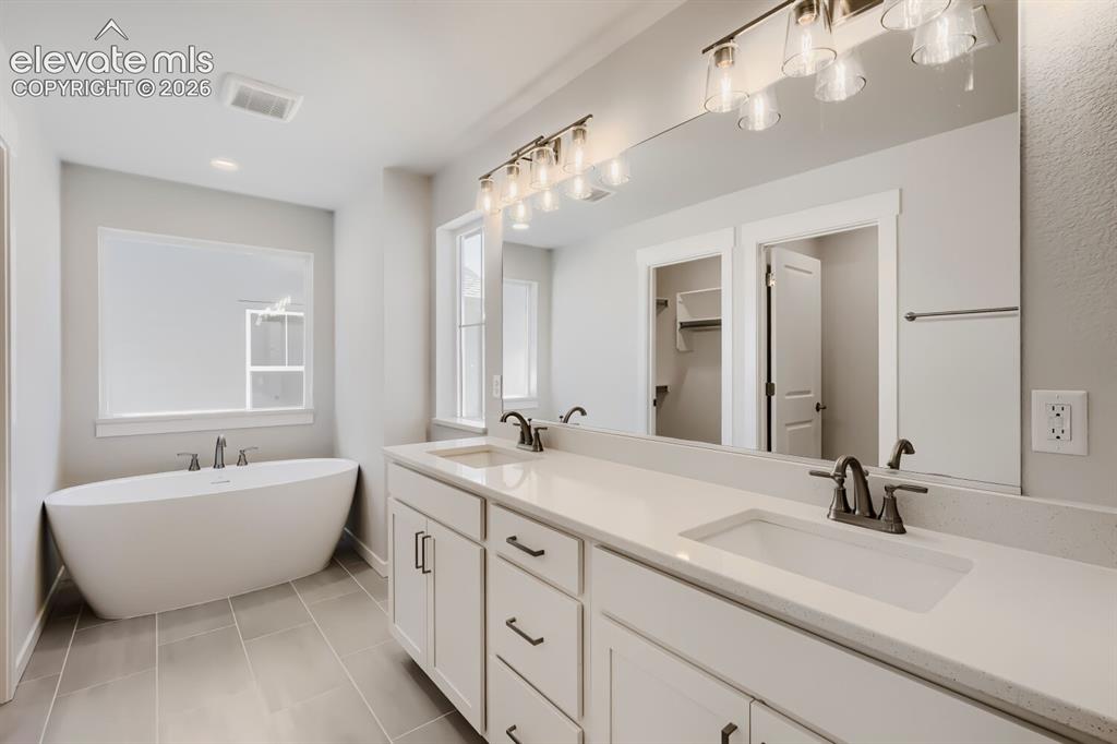 Image 22 of 27: Bathroom