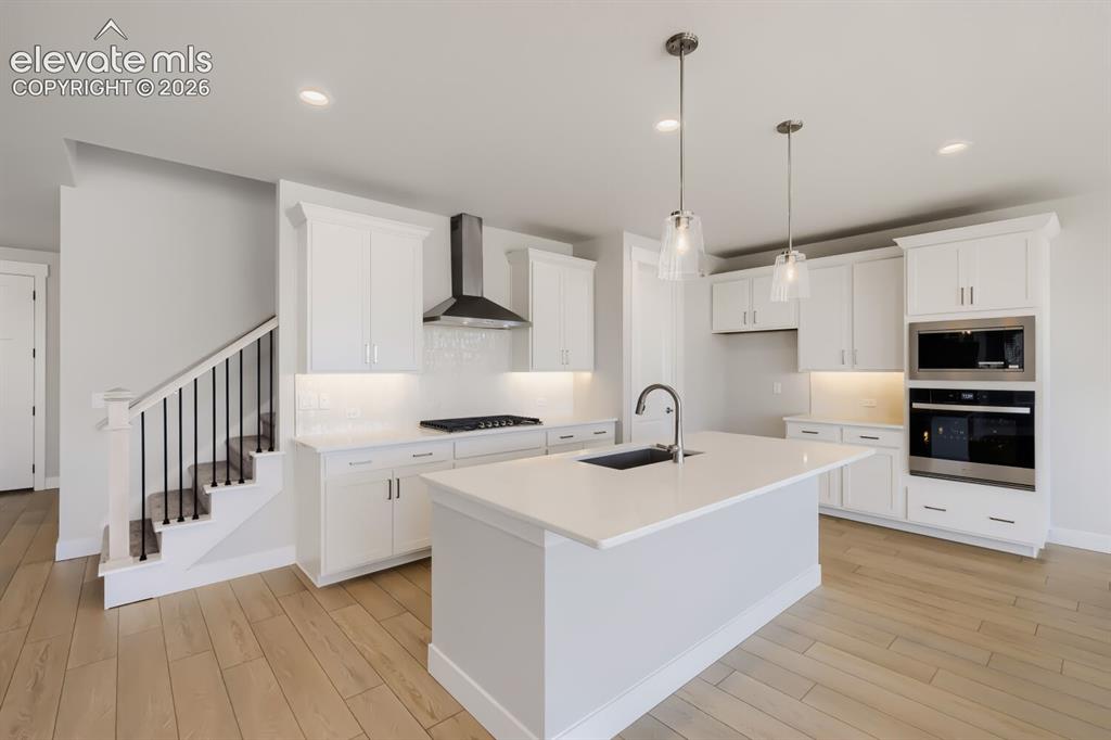 Image 7 of 27: Kitchen