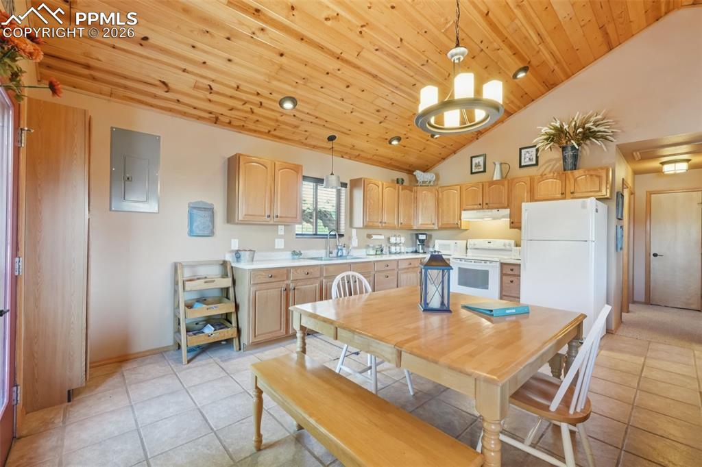 Image 11 of 25: Kitchen