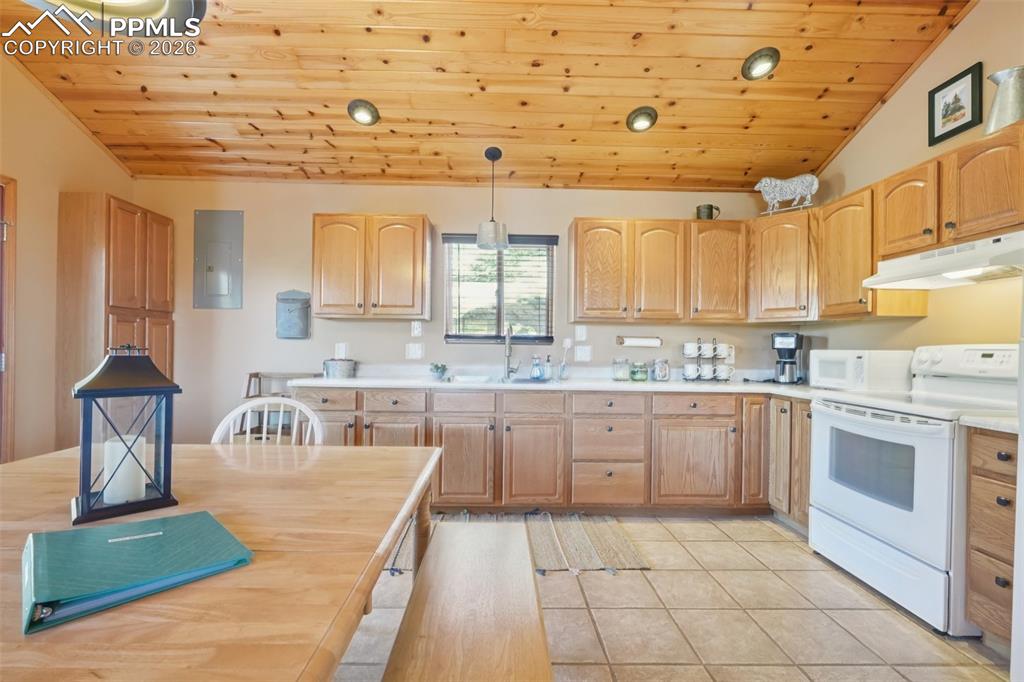 Image 12 of 25: Kitchen