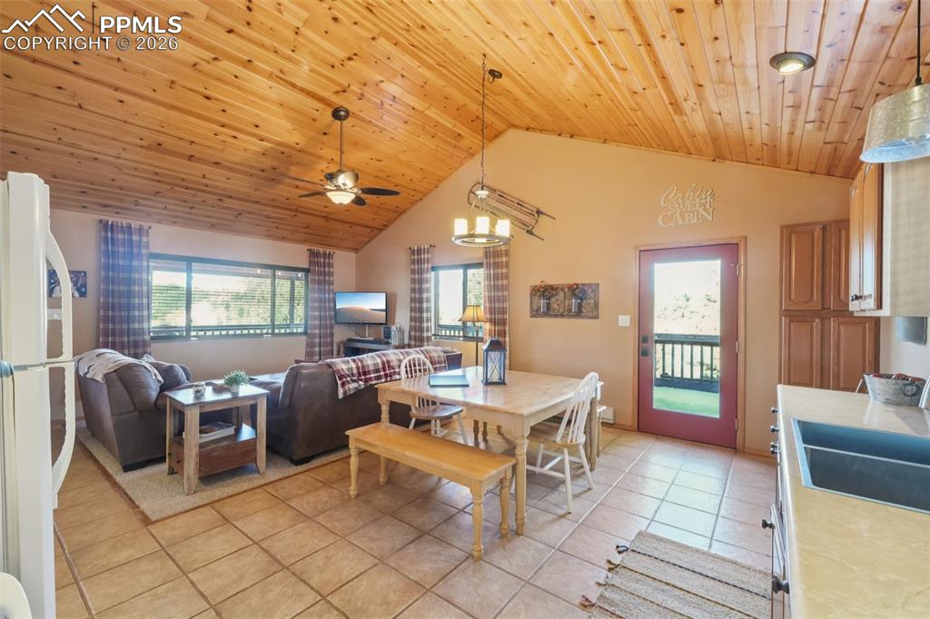 Image 13 of 25: Dining Area