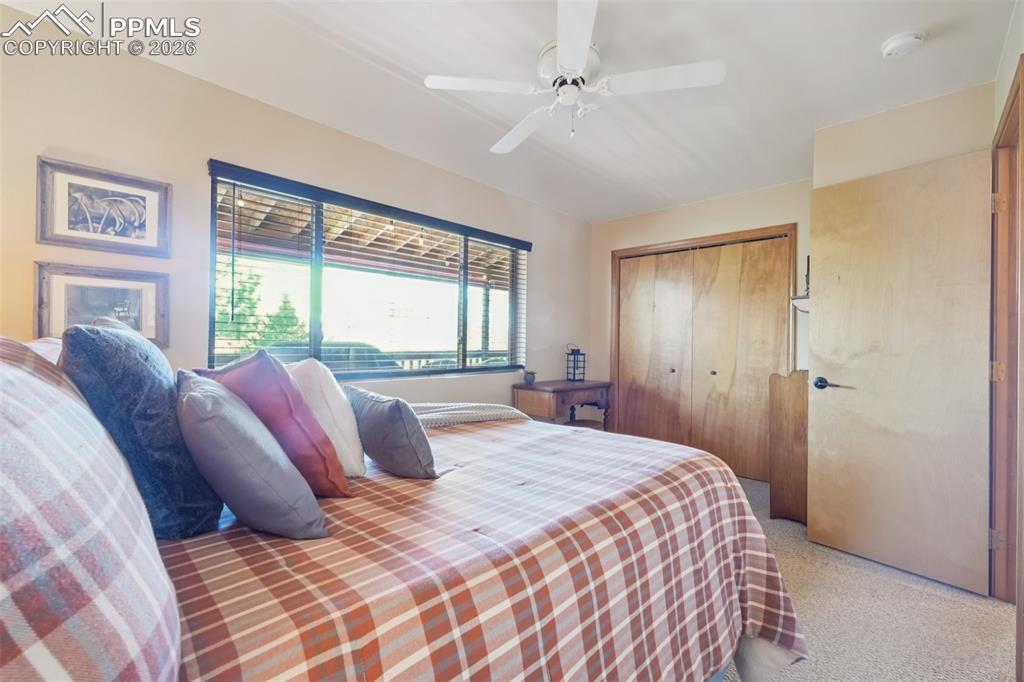 Image 18 of 25: Bedroom