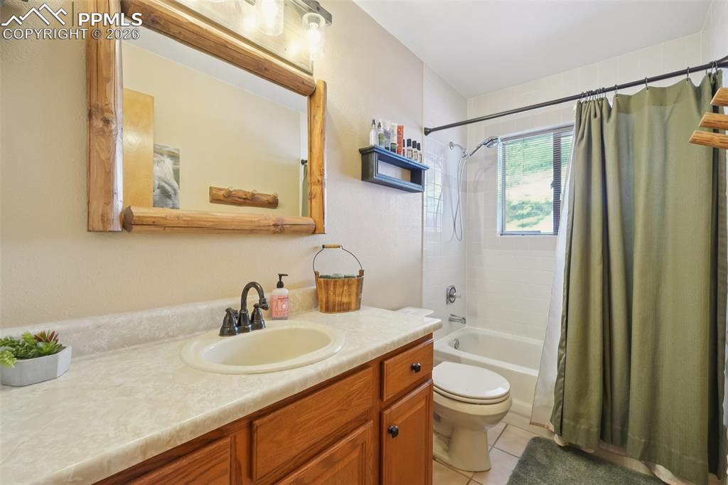 Image 22 of 25: Bathroom