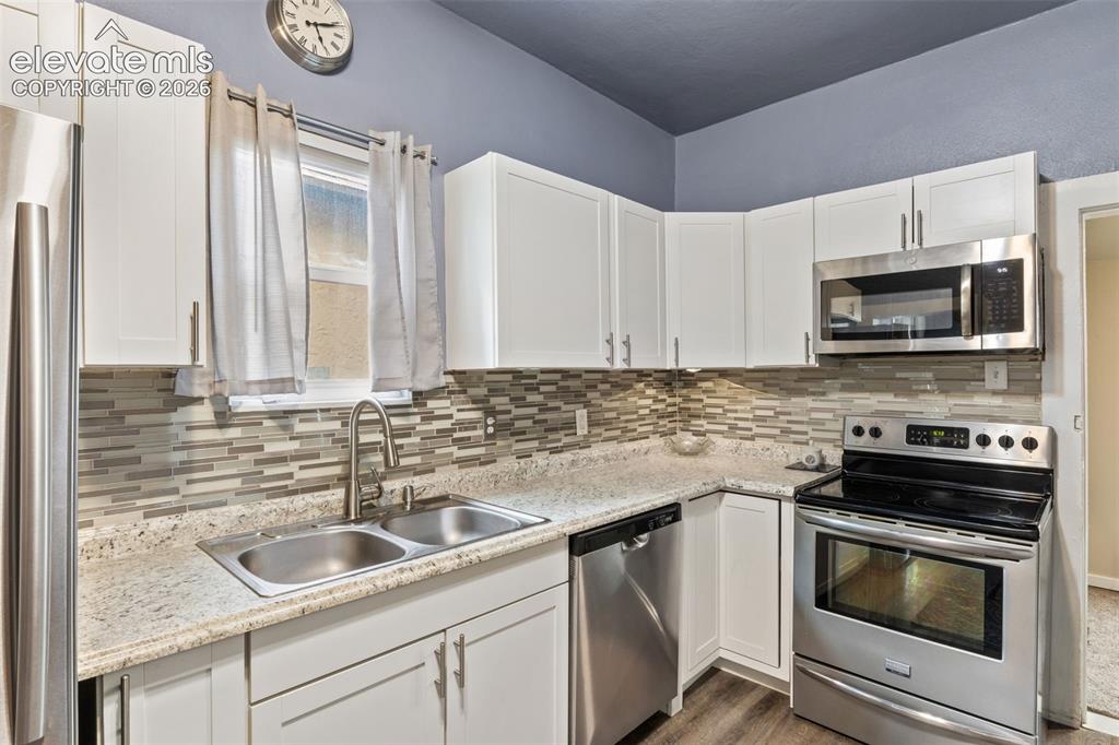 Image 10 of 25: Kitchen