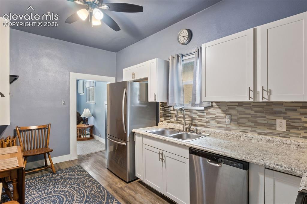Image 11 of 25: Kitchen