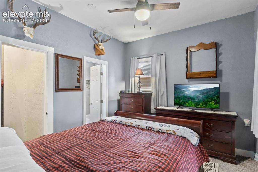 Image 14 of 25: Bedroom