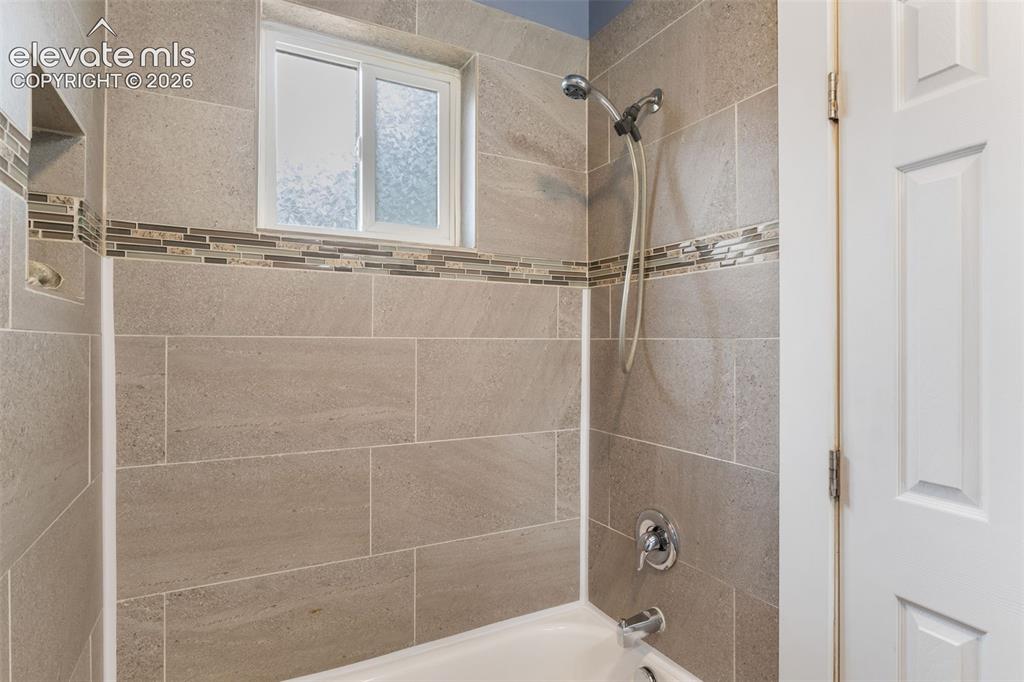 Image 18 of 25: Bathroom