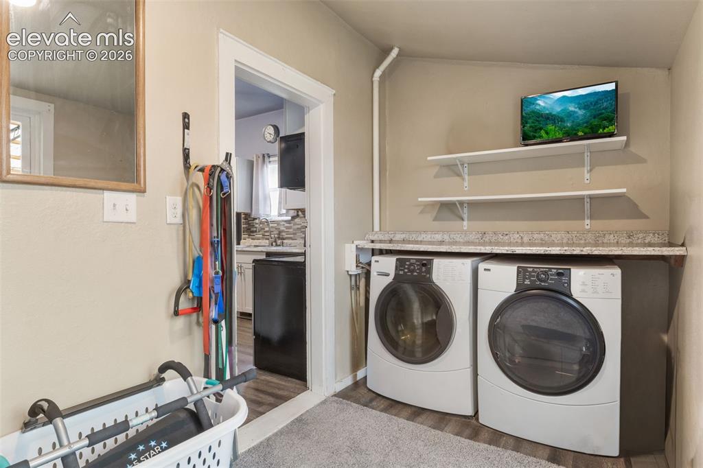 Image 19 of 25: Laundry