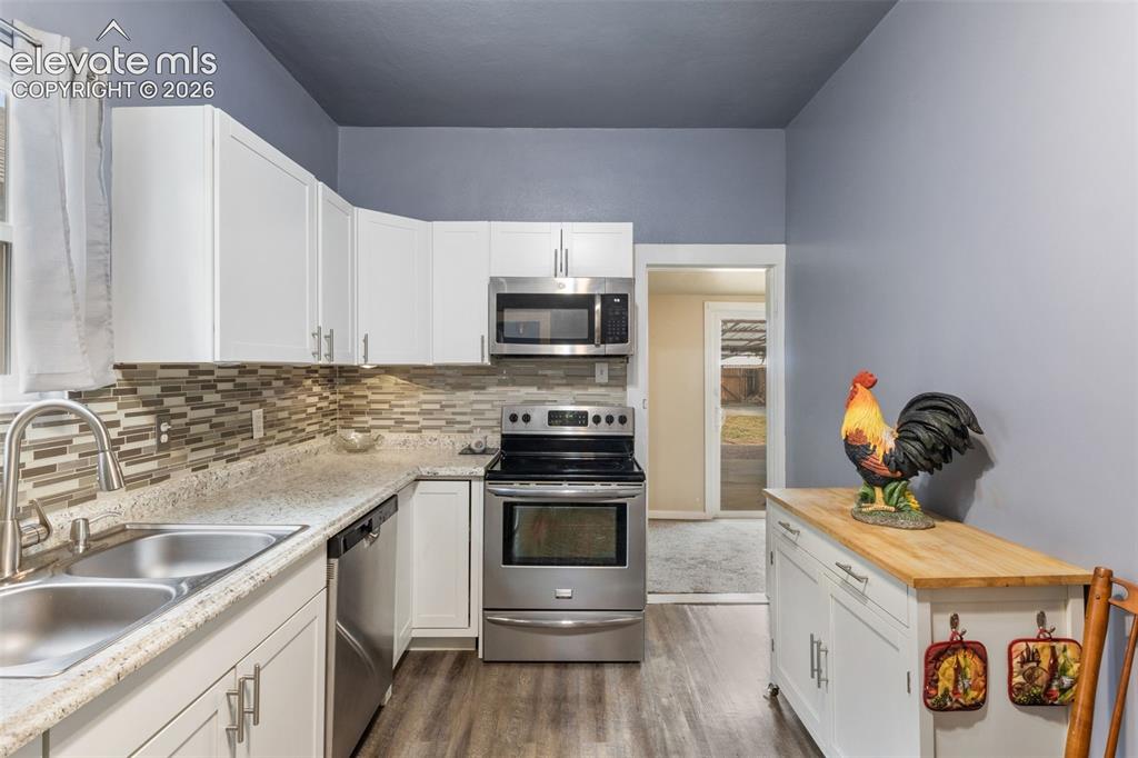 Image 9 of 25: Kitchen