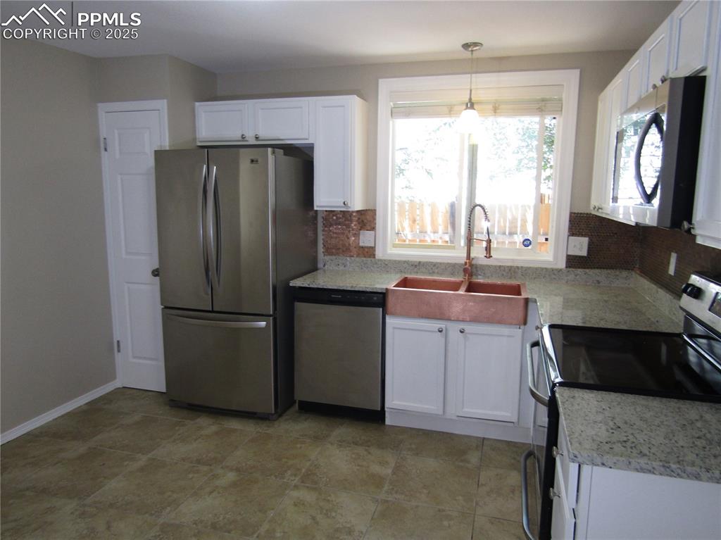 Image 10 of 22: Kitchen