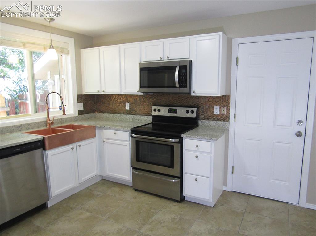 Image 12 of 22: Kitchen