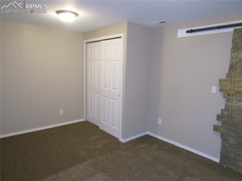 Image 18 of 22: Bedroom