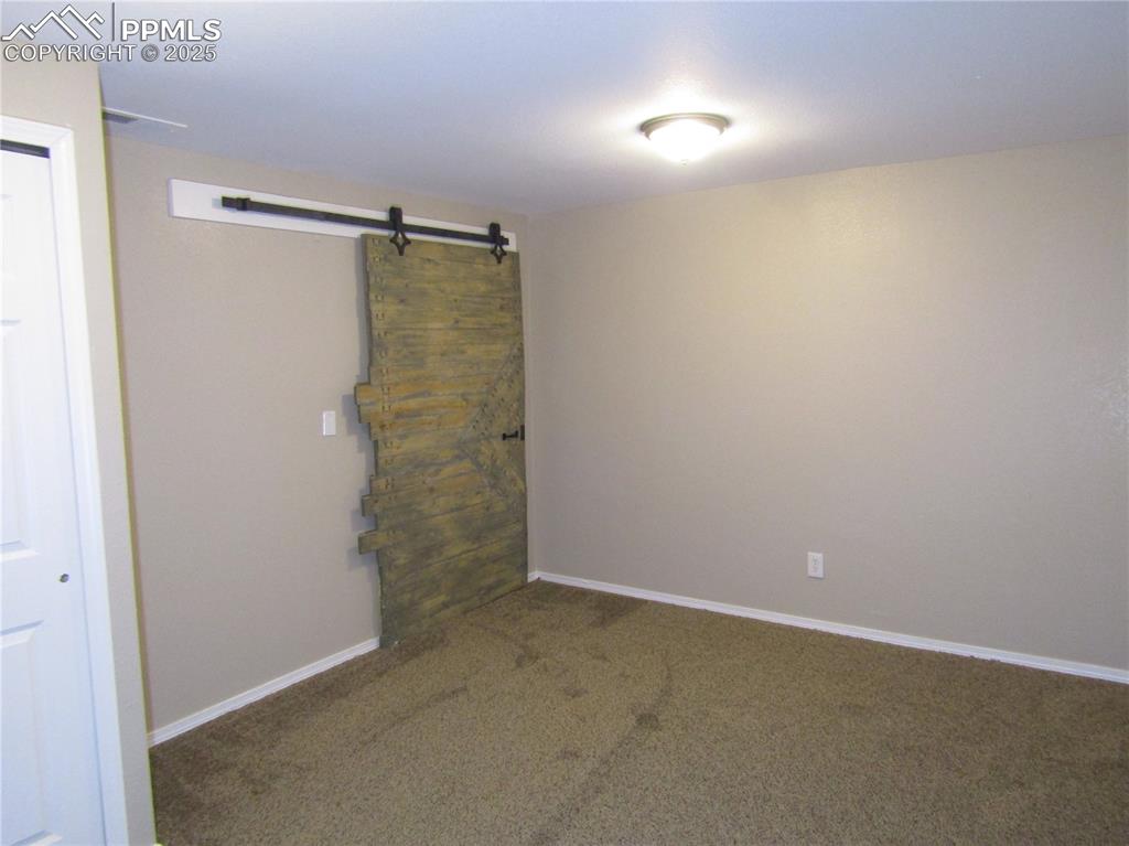 Image 19 of 22: Bedroom