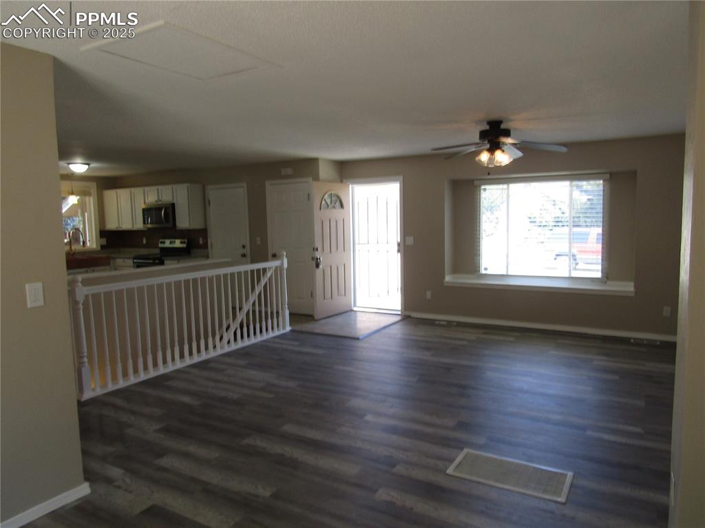 Image 5 of 22: Living Room