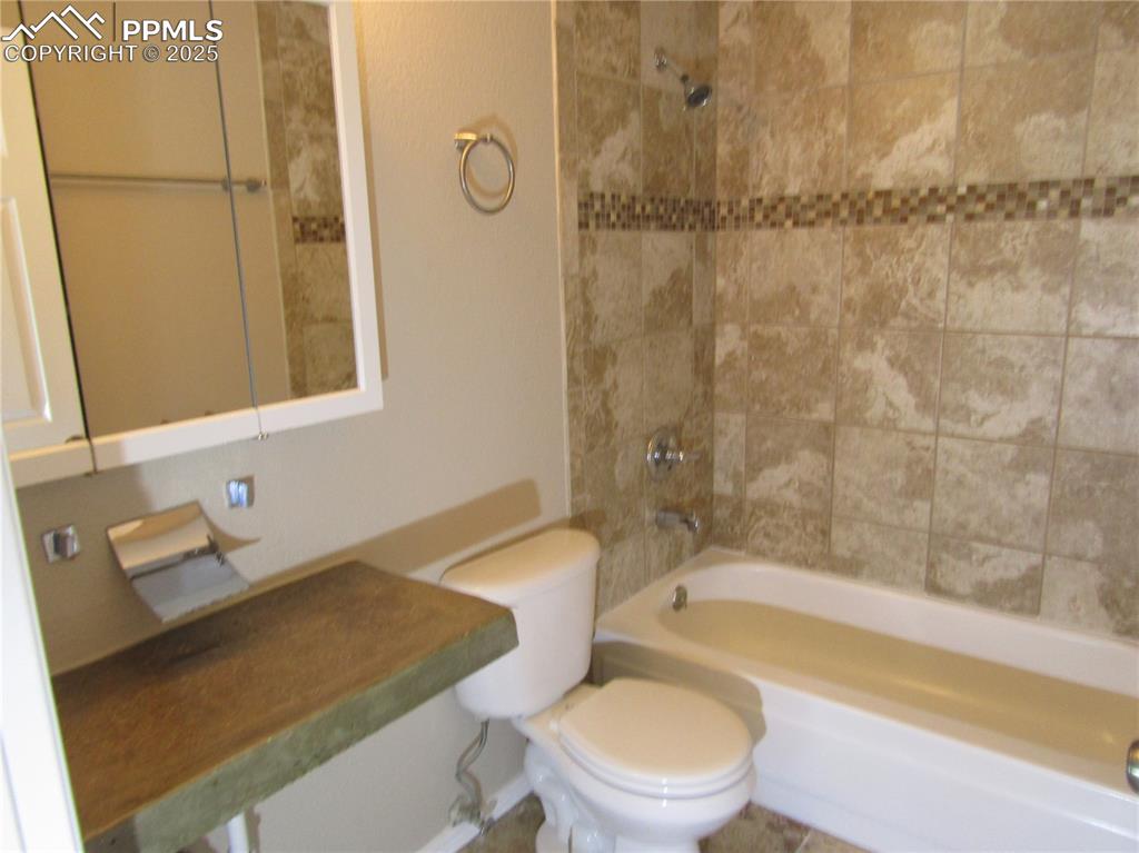 Image 7 of 22: Bathroom