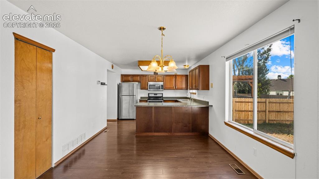 Image 14 of 44: Kitchen