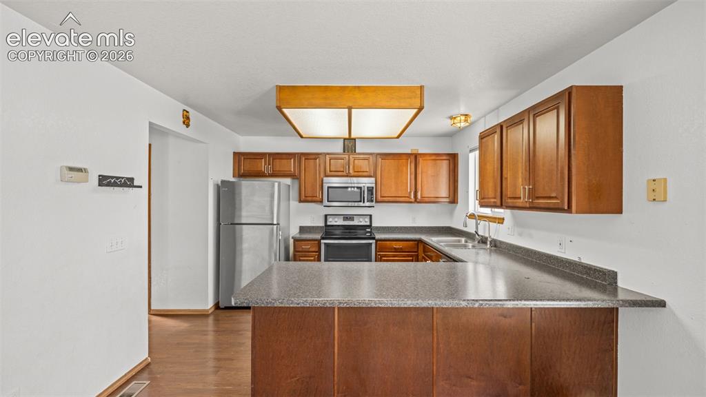 Image 15 of 44: Kitchen