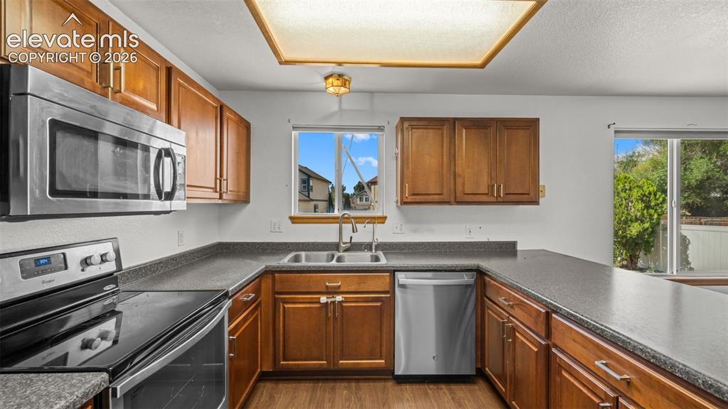 Image 17 of 44: Kitchen