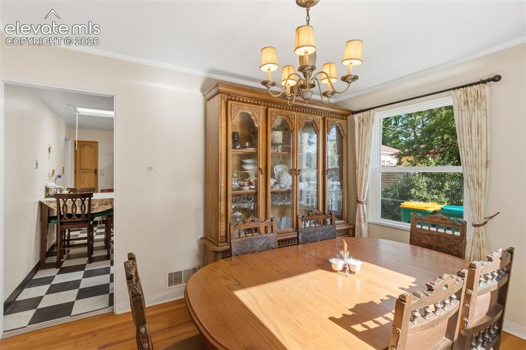 Image 11 of 37: Dining Area