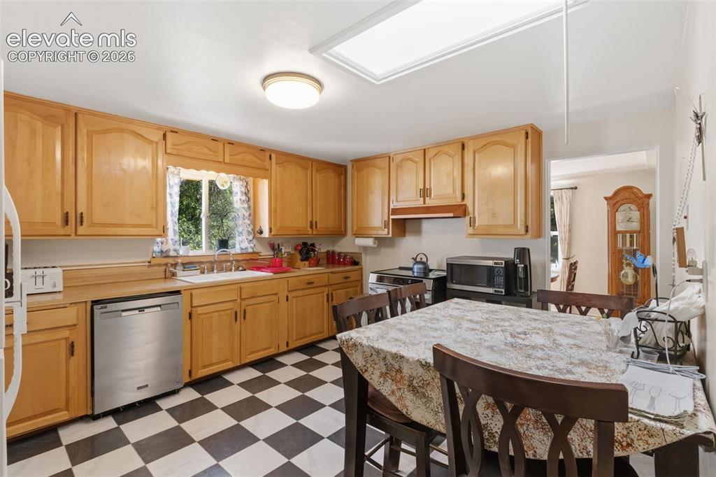 Image 14 of 37: Kitchen