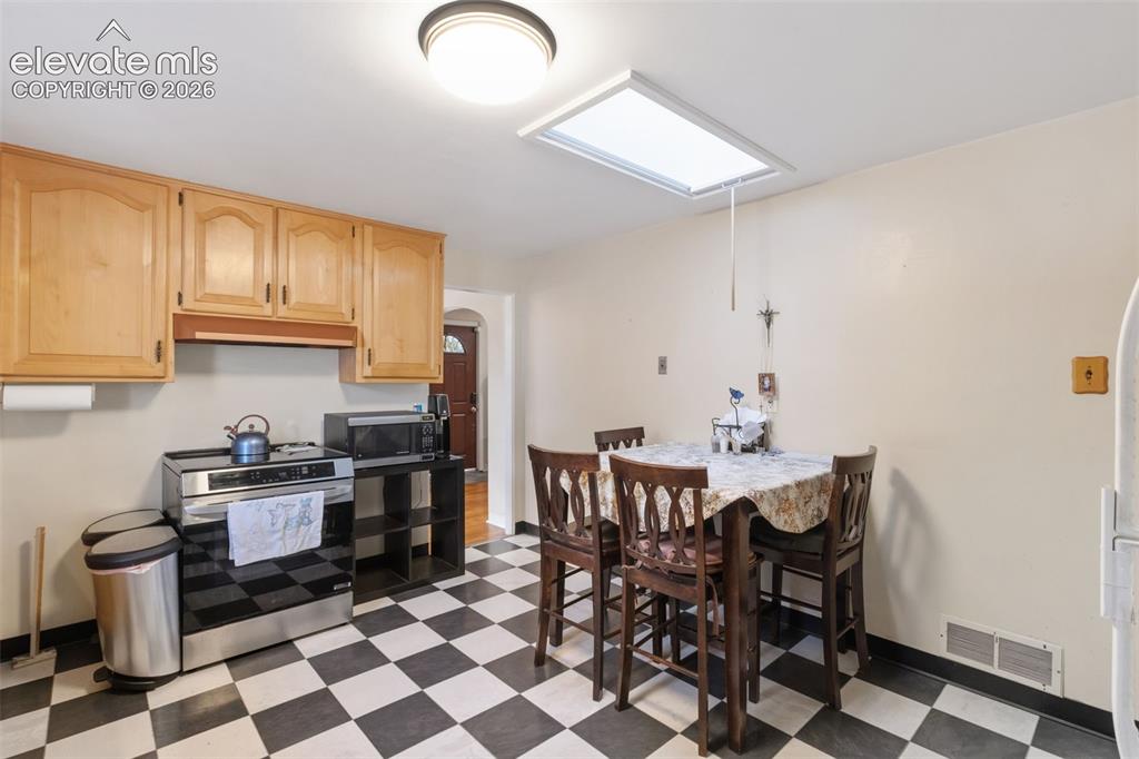 Image 15 of 37: Kitchen