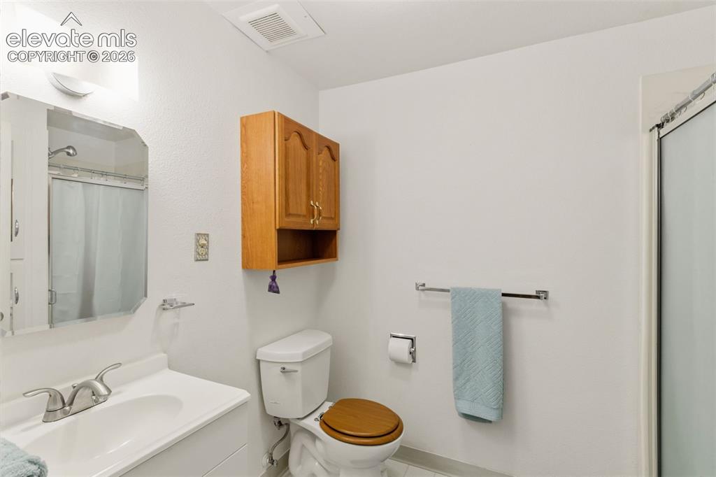 Image 24 of 37: Bathroom