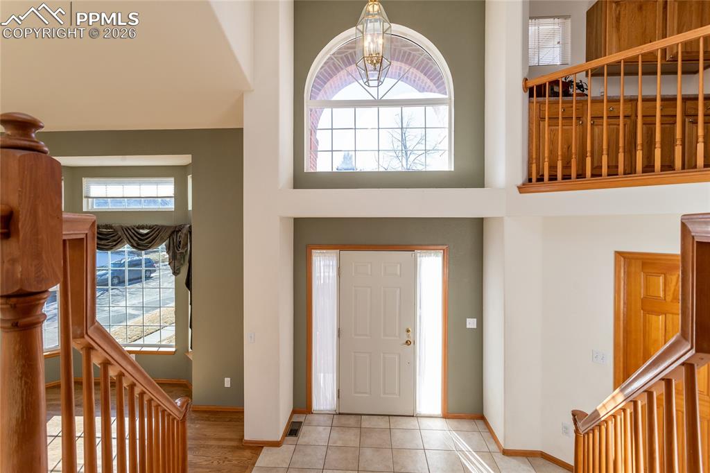 Image 12 of 50: Entrance foyer