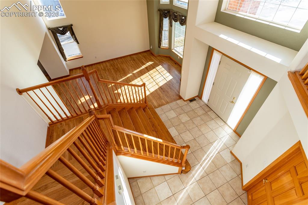 Image 14 of 50: Tiled entrance foyer