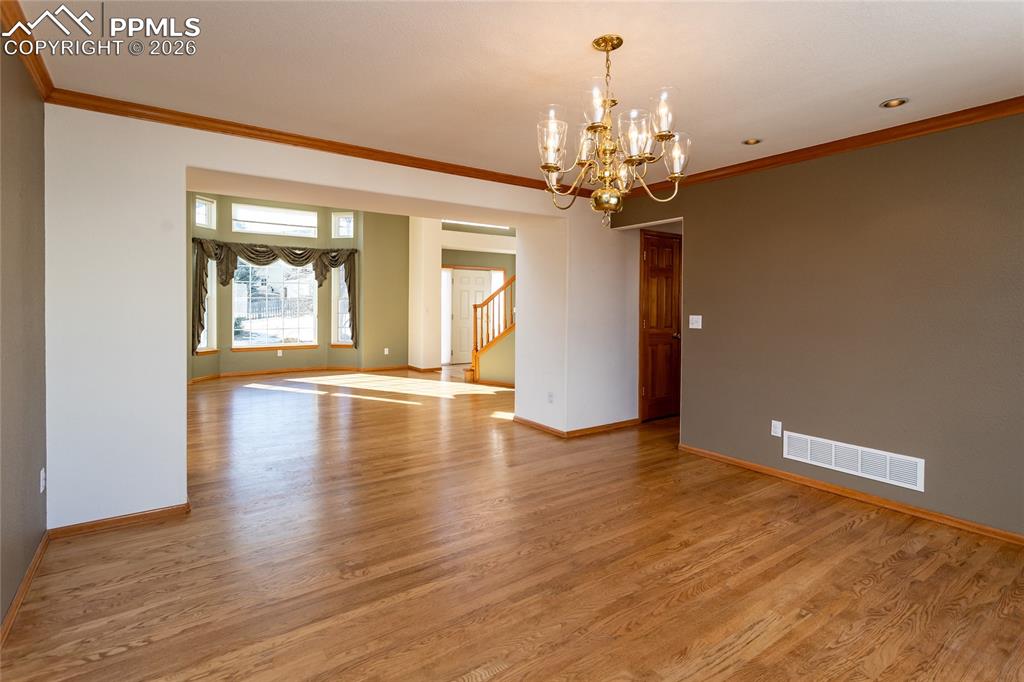 Image 19 of 50: Dining Room