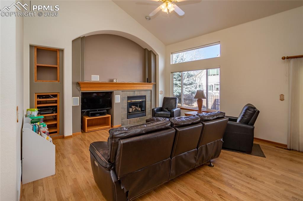 Image 24 of 50: Living Room