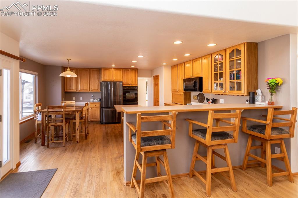 Image 26 of 50: Kitchen with breakfast bar