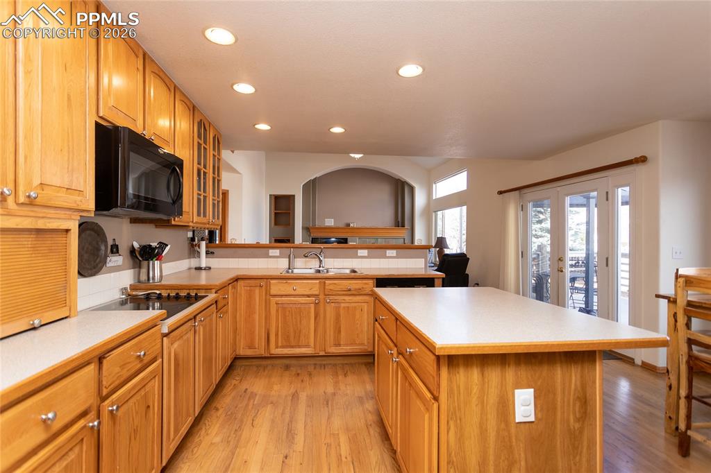 Image 27 of 50: Plenty of counter space