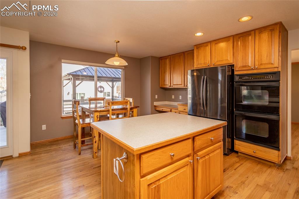 Image 30 of 50: Eat-in kitchen with planning desk