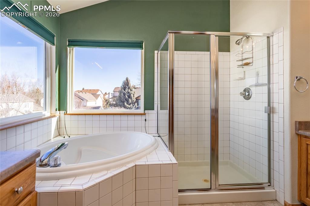 Image 36 of 50: Relaxing deep corner tub 